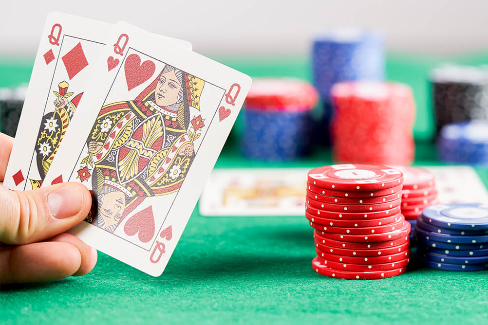 Bild zeigt Karten und einen Blackjacktiscch
