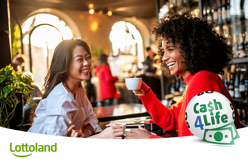 Zwei lachende Frauen bei Kaffee im Café, erleben Lebensfreude und finanzielle Freiheit – dank Lottoland Cash4Life täglich 1.000 € gewinnen