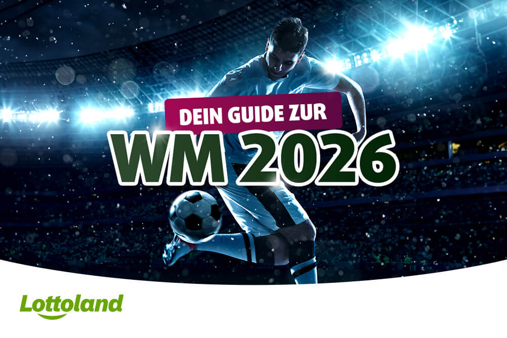 Ein Fußballspieler in weißem Trikot schießt den Ball im Flutlicht eines vollen Stadions. Darüber der Schriftzug „Dein Guide zur WM 2026“ mit Lottoland-Logo.